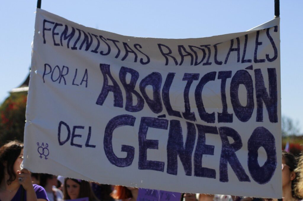 Manifestantes de la cuarta ola feminista radical en Sevilla, España, 8 de Marzo de 2020.